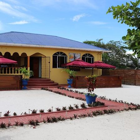 Ms. Holder'S Comfort Villa Georgetown Esterno foto
